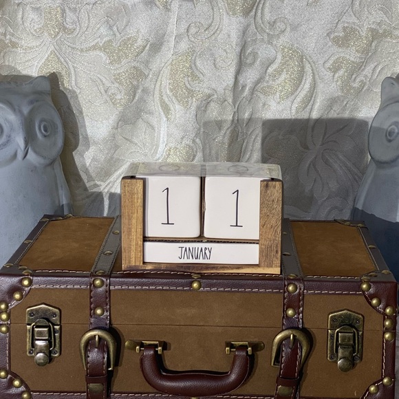 🎉 Rae Dunn Perpetual Block Calendar 🎉 - Picture 3 of 4